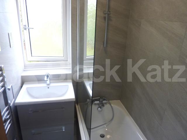 			SPACIOUS 3 BED FLAT SUITABLE FOR 4 SHARERS, 4 Bedroom, 1 bath, 1 reception Flat			 ROWSTOCK GARDENS , CAMDEN